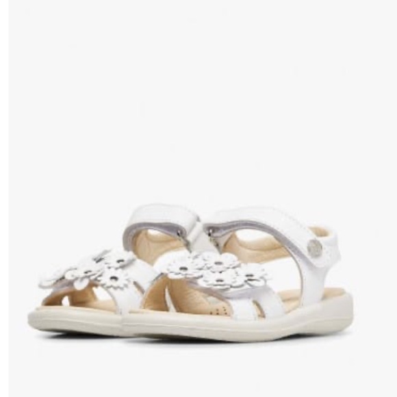 Naturino Other - NWT NATURINO BRAHMA Leather sandals with flowers in White